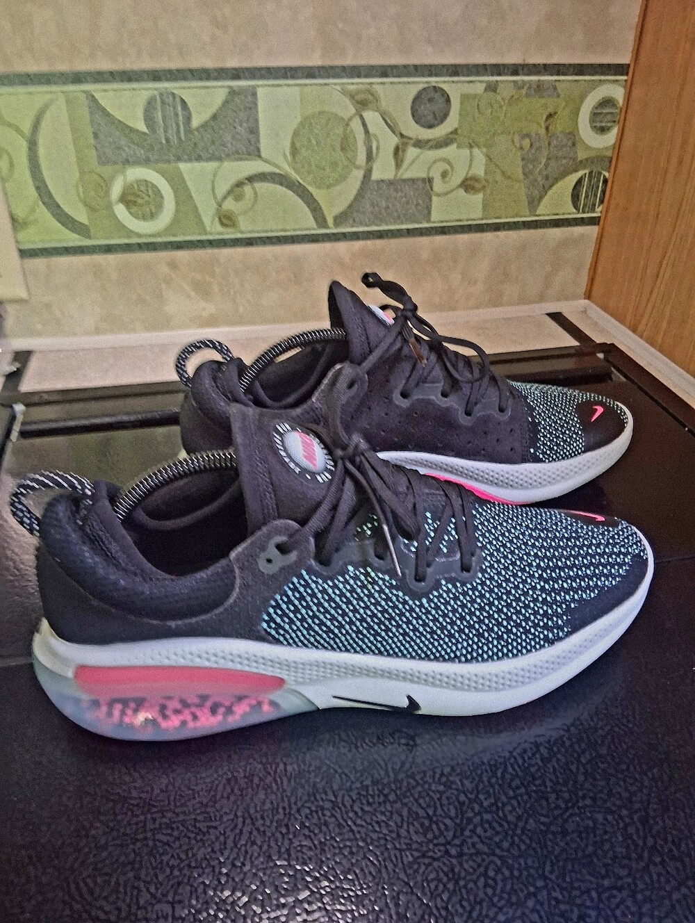 Nike Joyride Run Flyknit Black Pink Blast Aurora Green Sz W12 / M10.5